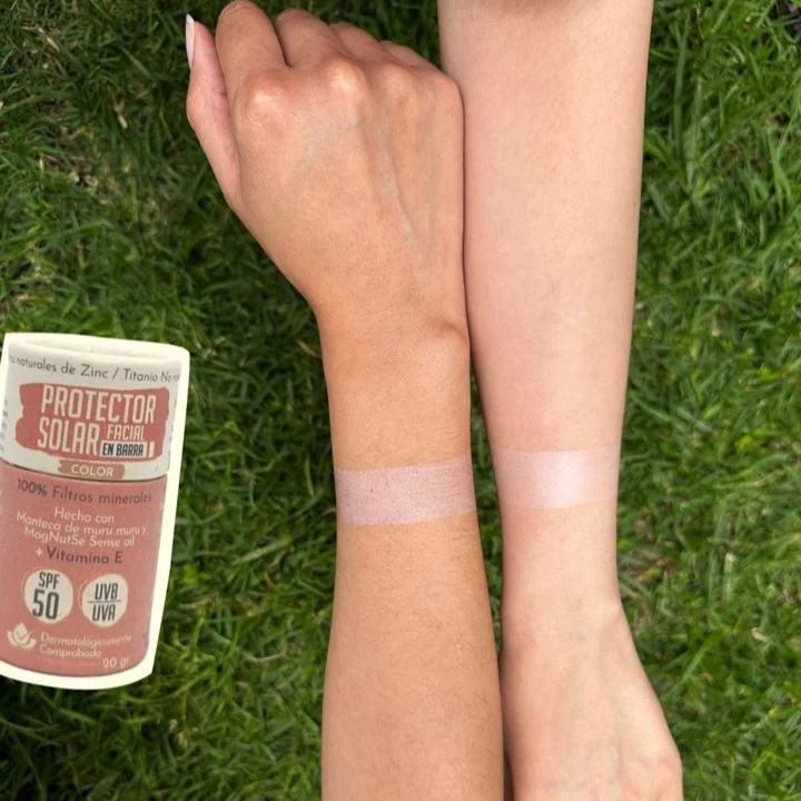 Protector Solar Facial en Barra Con Color - Santo Remedio